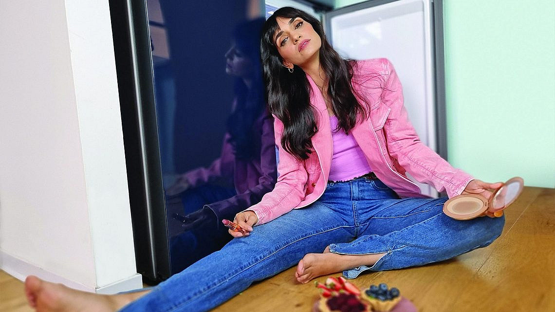 ז'קט: הלגה עיצובים חולצה: טופ שופ מכנסי ג'ינס: אוסף אישי. צילום: עידו איז׳ק ז'קט: הלגה עיצובים חולצה: טופ שופ מכנסי ג'ינס: אוסף אישי. צילום: עידו איז׳ק