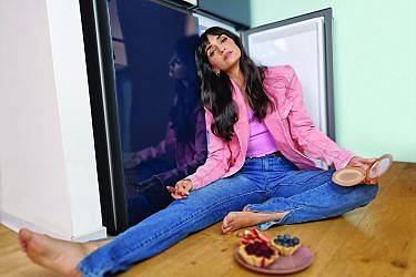 ז'קט: הלגה עיצובים חולצה: טופ שופ מכנסי ג'ינס: אוסף אישי. צילום: עידו איז׳ק