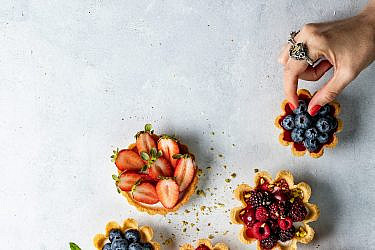 טארטלטים פירות יער וקרם וניל של סופיה טייב, סטיילינג: עינב רייכנר | צילום שני בריל (עבור סמסונג Bespoke)