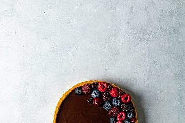 טארט שוקולד של סופיה טייב, סטיילינג: עינב רייכנר | צילום שני בריל (עבור סמסונג Bespoke)