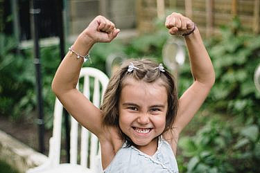 איך לגדל בנות שמחות וחזקות | צילום: Shutterstock