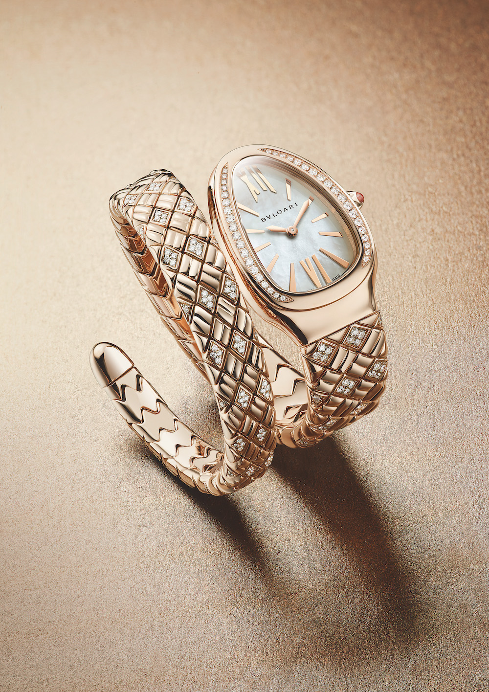 קולקציית שעוני SERPENTI SPIGA מדמה נחש המלפף את זרוע היד (צילום: יח״צ)