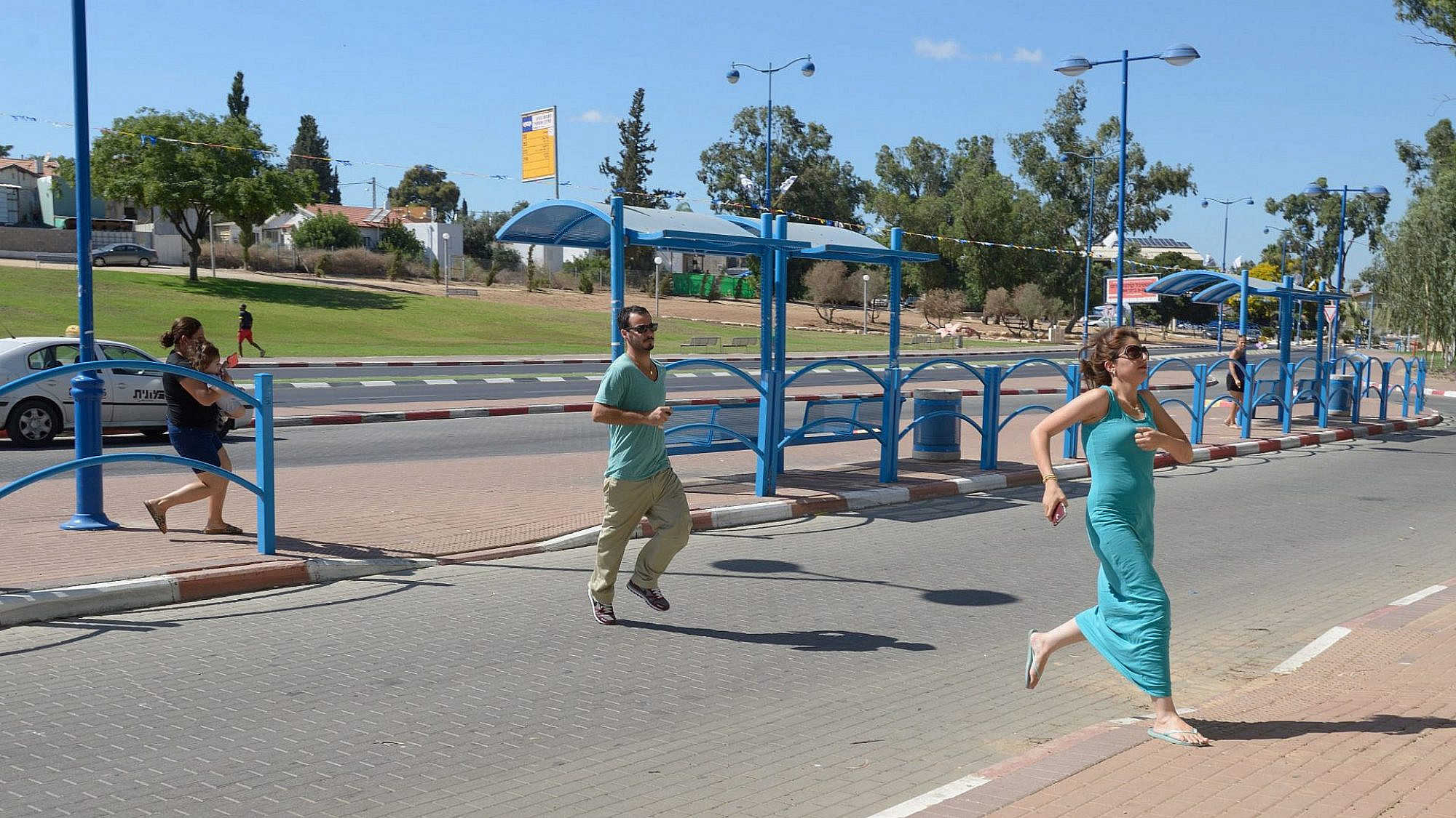 ישראלים רצים באזעקת צבע אדום בשדרות | צילום: by Gili Yaari/NurPhoto/Corbis via Getty Images