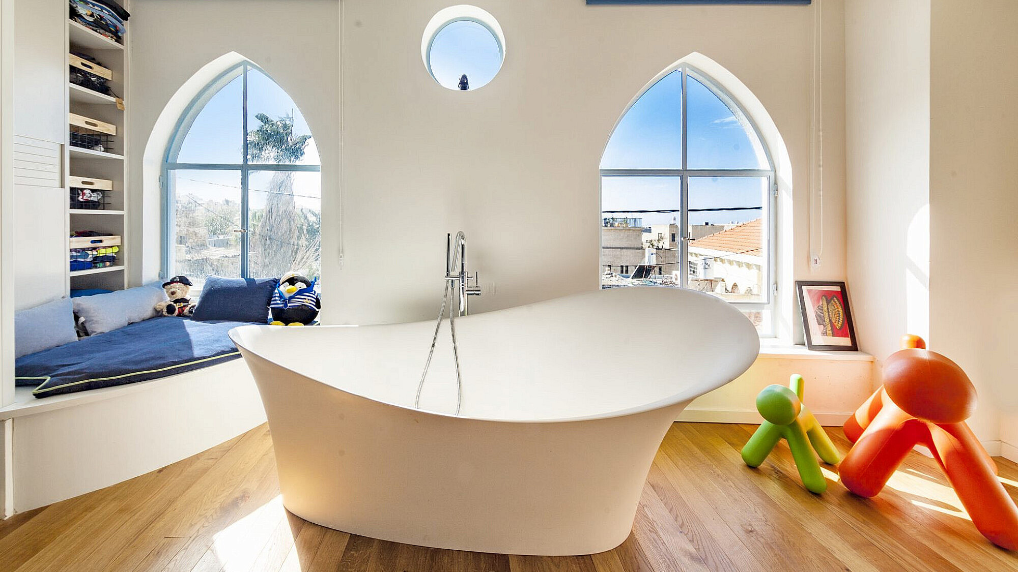 בית ביפו. אמבטיית פרי סטנדינג בחדר השינה. אדריכלות ועיצוב פנים: חנן דירקטור, סטיילינג: רחלי ברז'יק | צילום: יגאל הררי