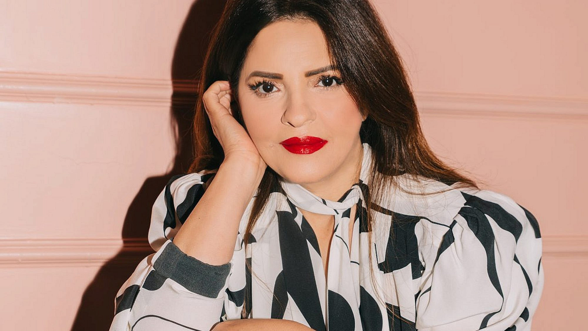 זהבה בן | צילום: רותם לבל ל־Artbook, ניהול קריאייטיב: טל קליינבורט, איפור, שיער וסטיילינג: גילי אלגבי, ע. איפור שיער: מור ירון ושני דונביץ לסטודיו גבי אלגבי, שמלה: איזבל מארנט בפקטורי 54, עגילים: סאגא שגית רביבו, מוצרי איפור ושיער: סופר פארם, צולם בהוטל בובו מקולקציית מלונות בראון, יבנה 42 תל אביב, *9646