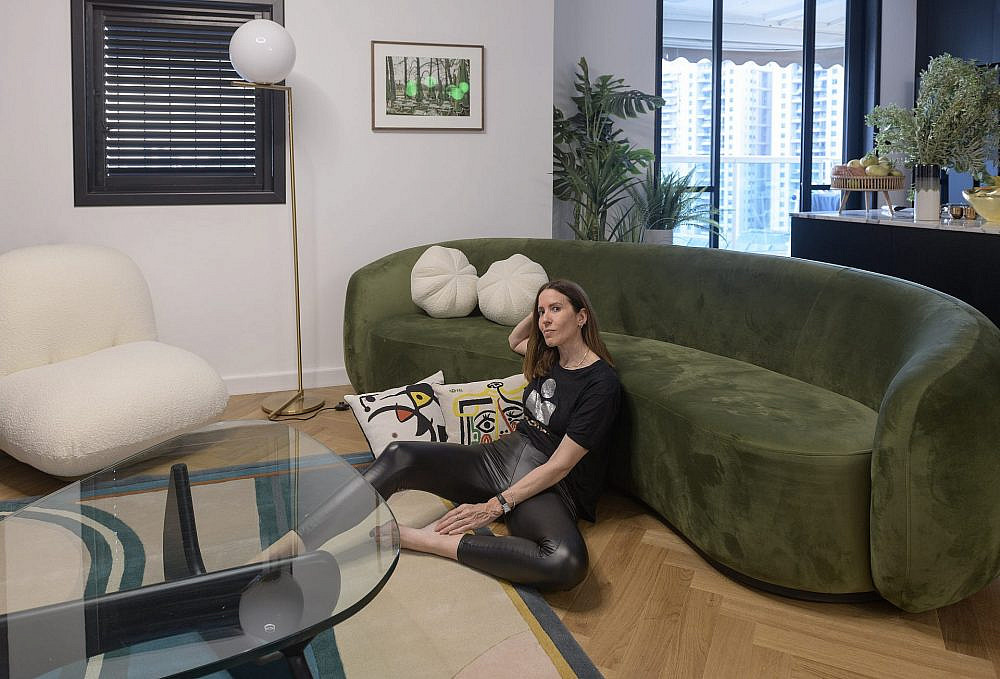 ליאת לוי קופלמן בדירה שעיצבה לעצמה ולמשפחתה | צילום: תום ברטוב