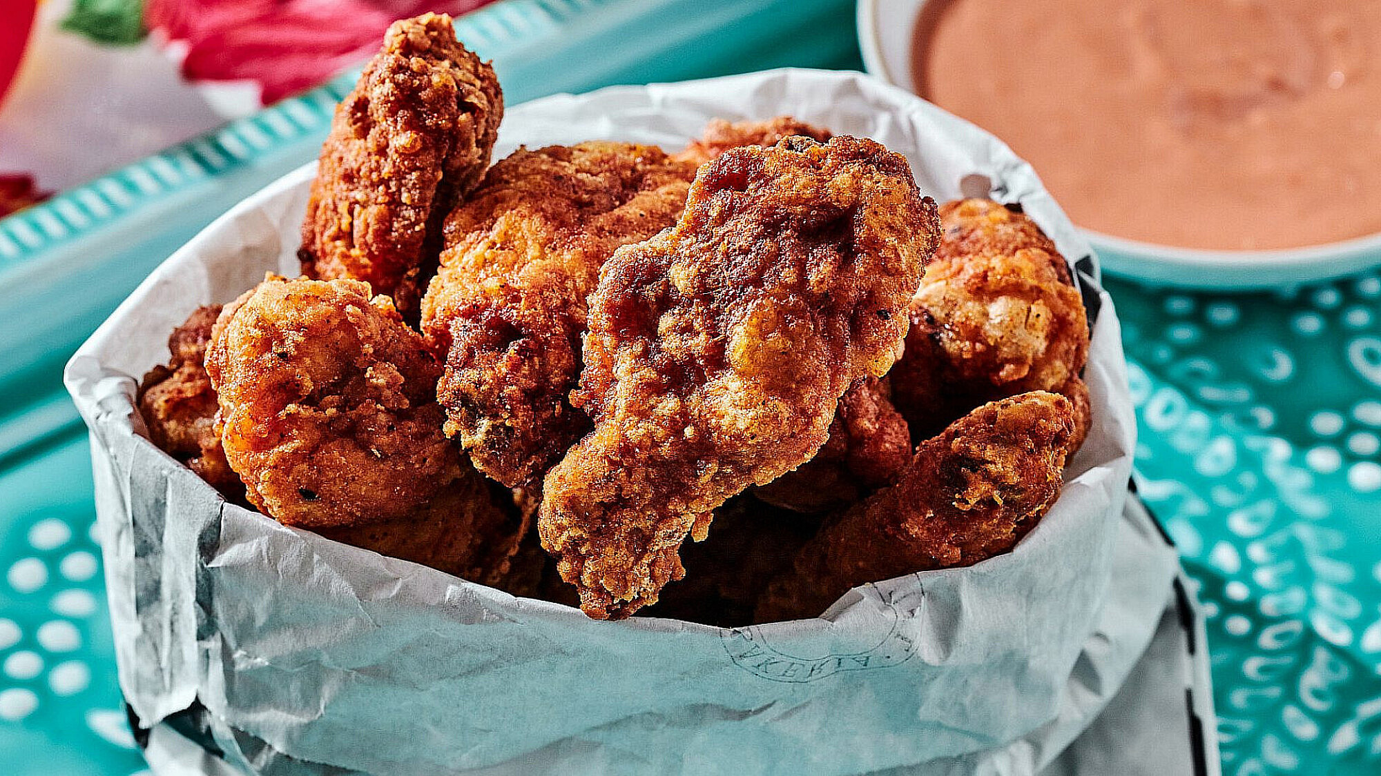 עוף מטוגן של רותם ליברזון | צילום: אמיר מנחם, כלים ואביזרים Sofi סופי, שוק הפשפשים, יפו עוף מטוגן של רותם ליברזון | צילום: אמיר מנחם, כלים ואביזרים Sofi סופי, שוק הפשפשים, יפו