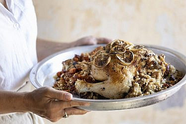 עוף צלוי עם אורז, דלעת ותמרים של קרן ויעל סלע-גפן. צילום: דניאל לילה. סטיילינג: דיאנה לינדר
