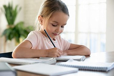 האם לעזור לילדים בשיעורי הבית? | תמונה: Sutterstock