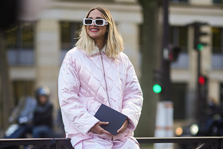 עטופה היטב. האיט-גירל קנדלה נובמברה במעיל של מיו מיו בשבוע האופנה פריז, אוקטובר 2021 | צילום: Edward Berthelot/Getty Images
