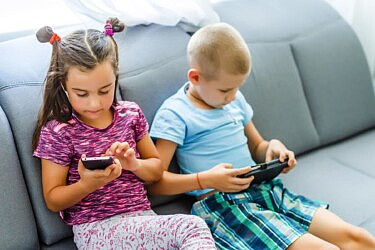 ילדים משתמשים בסמארטפון | צילום: shutterstock