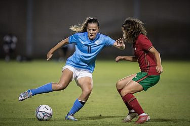 הכדור הוא עגול. הכדורגלנית הישראלית נועה סלימהוגיץ' עושה חיל | צילום: באדיבות ההתאחדות לכדורגל