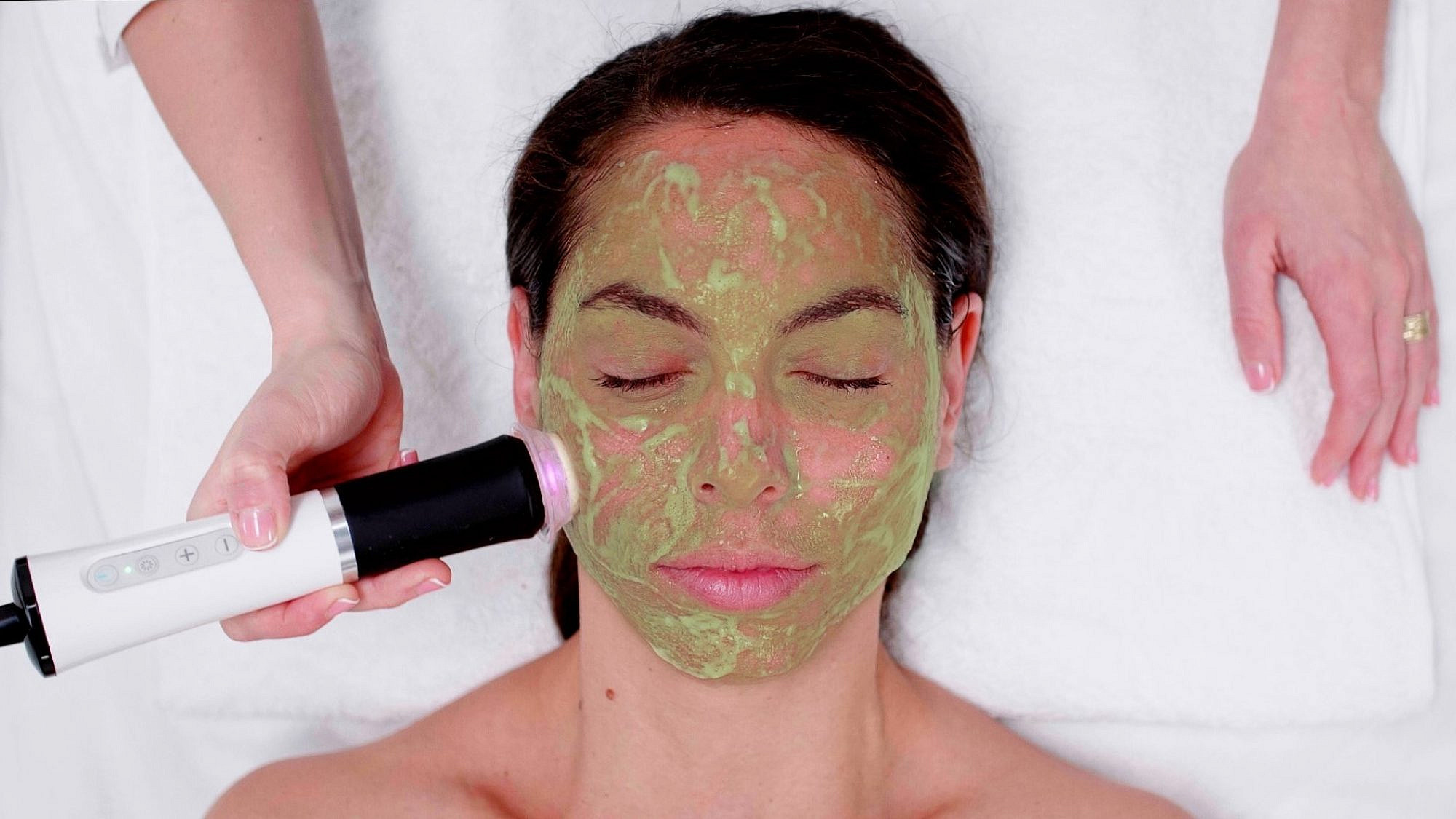 חדשות ביוטי ינואר. טיפול פנים בקפסולת דיטוקס של מכשיר גנאו מבית אלפאמדיקס | צילום: יח"צ