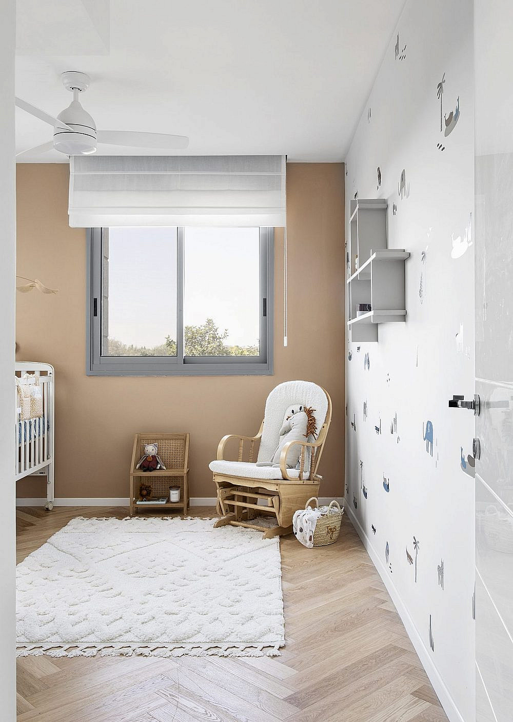 חדר התינוק בצמוד לחדר ההורים | עיצוב פנים: מיכל וולפסון, צילום: איתי בנית