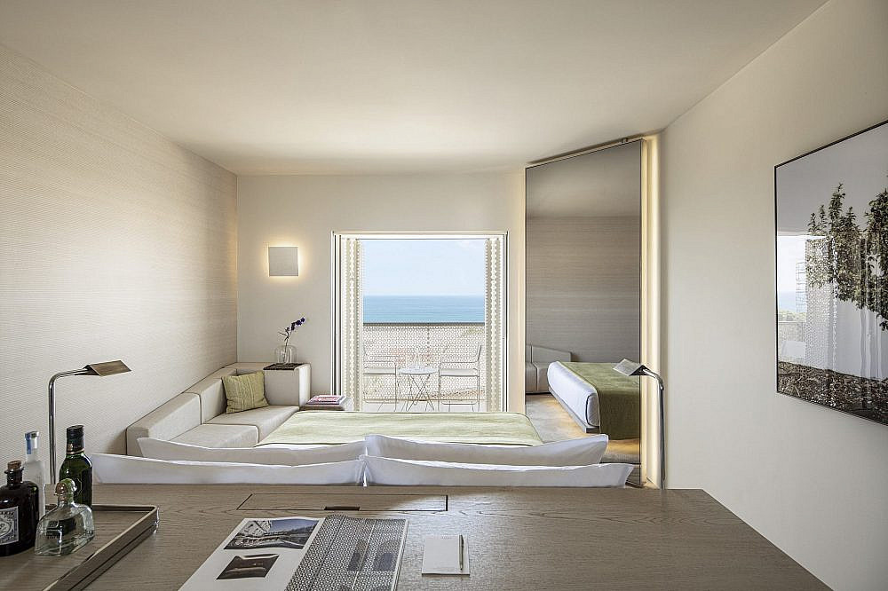 חדר עם נוף לים, בבניין החדש במלון THE JAFFA | צילום: עמית גירון