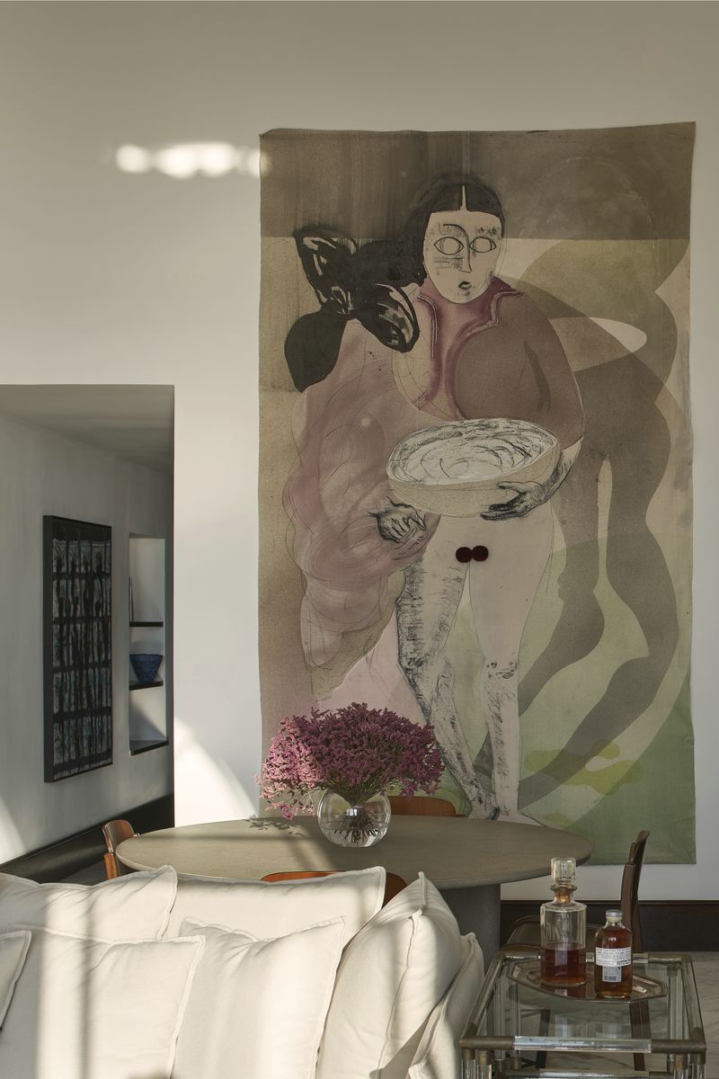 ורוד בציור, גוון גרניט לשולחן הקפה. אוסף אמנות קפדני | אדריכלות: ירדן וייסברג, צילום: מיכאל שבדרון