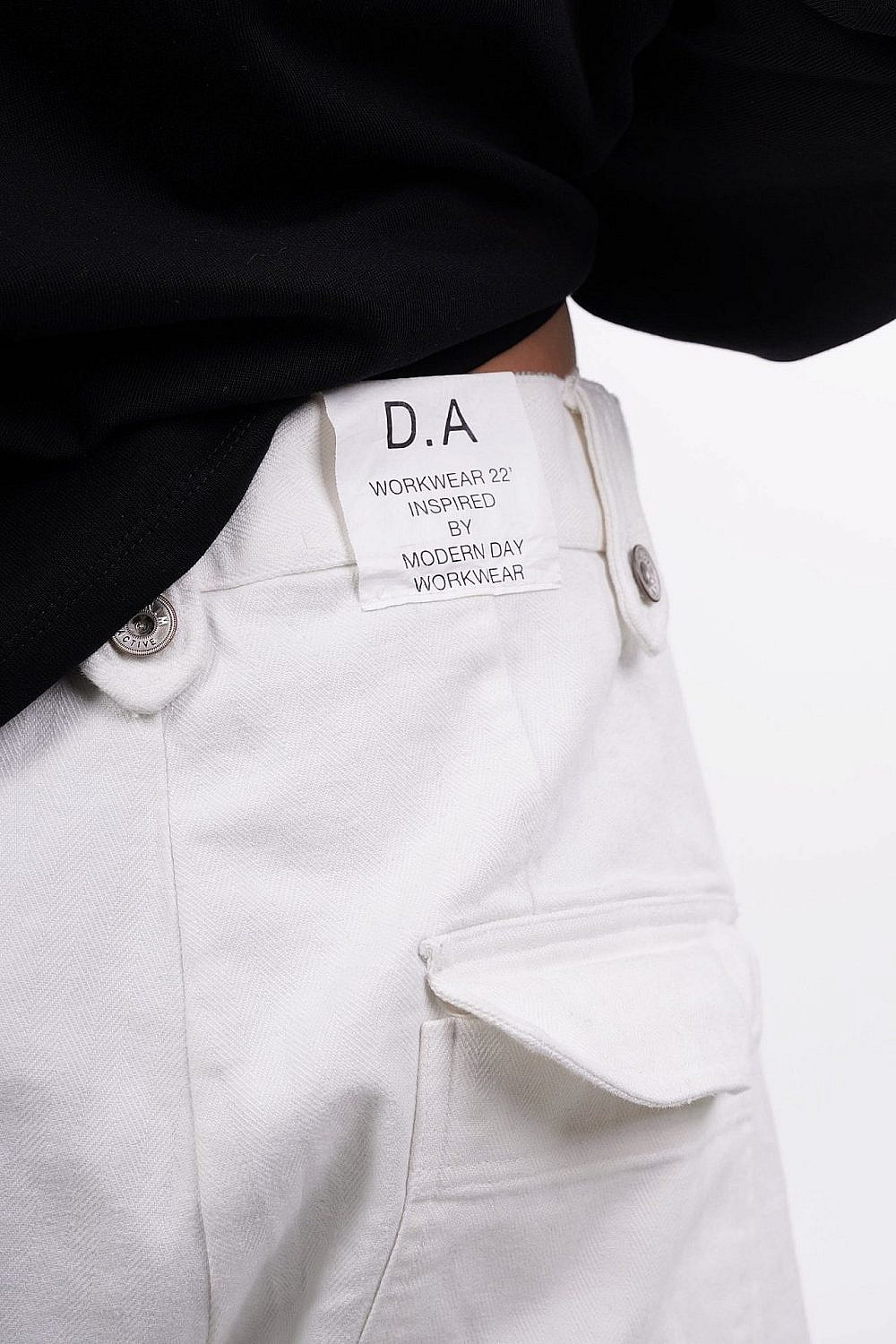קלוז אפ על מכנסי ג׳ינס בגזרה ישרה של דורון אשכנזי. 499 ש״ח | צילום: נדב יהלומי
