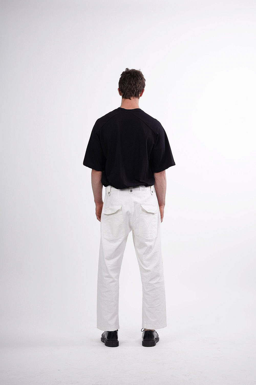 מכנסי ג׳ינס בגזרה ישרה של דורון אשכנזי. 499 ש״ח | צילום: נדב יהלומי