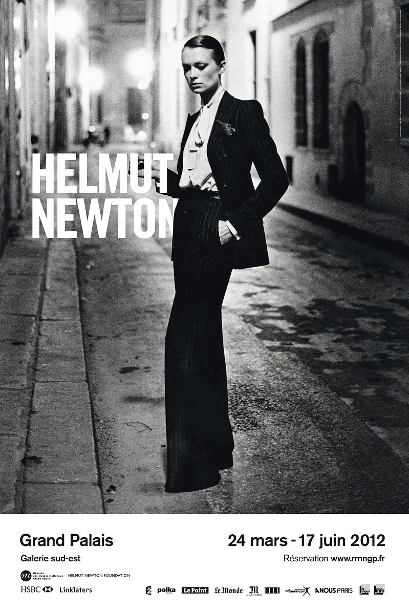 החליפה של איב סאן לורן בפוסטר לתערוכה של הצלם הלמוט ניוטון בפריז 2012