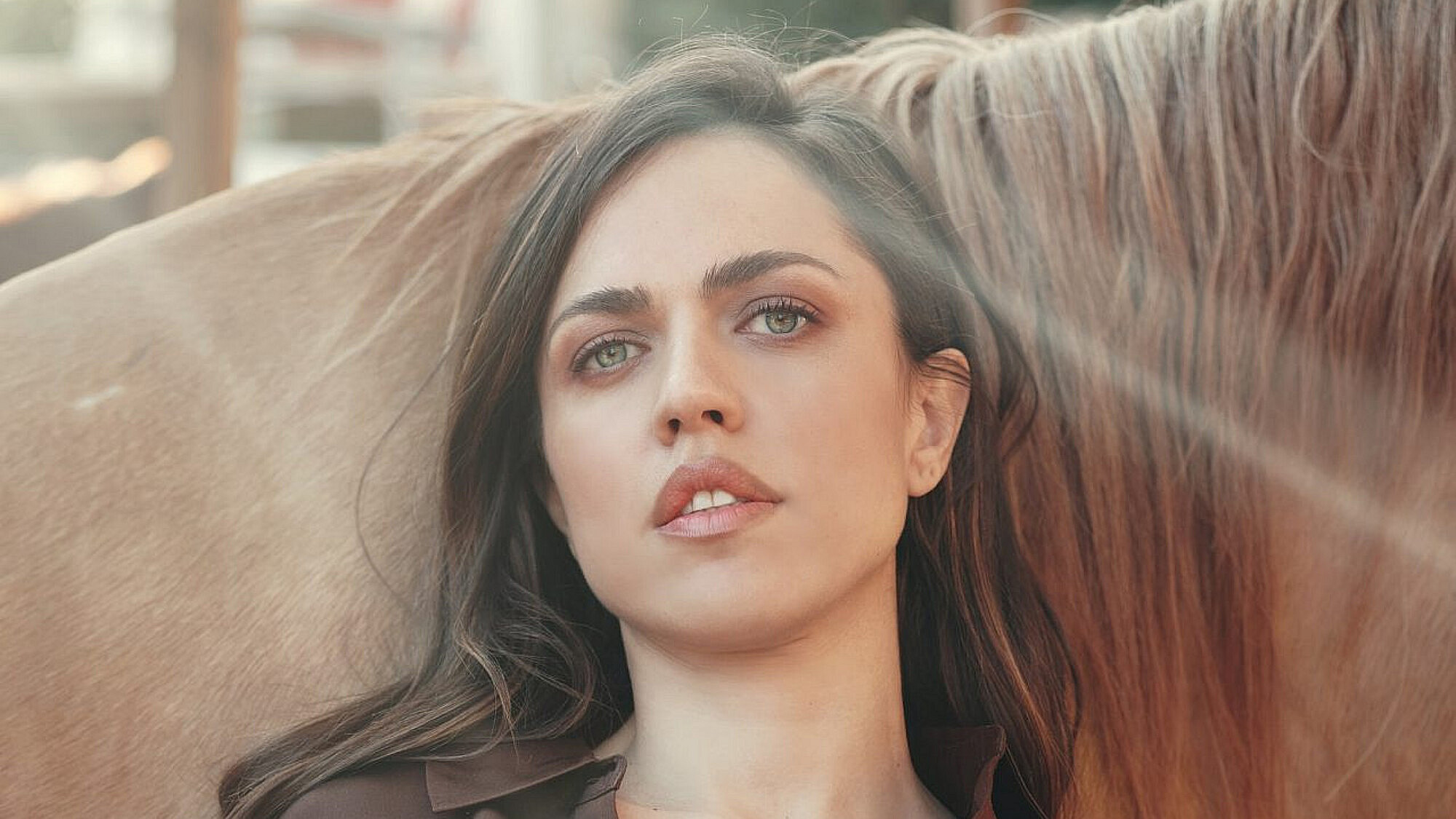 נעמי לבוב | צילום: אלה אוזן, ניהול קריאייטיב: טל קליינבורט, סטיילינג: אלין זידקוב ל־Artbook, איפור: טל אמית ל־Artbook, שיער: בועז עוזרי, צולם ב"הגלריה בחווה", מושב סתריה, מכנסיים וחולצה: עמנואל