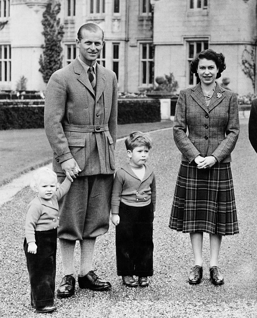 המלכה אליזבת עם הנסיך פיליפ וילדיהם צ'רלס ואן בביקור בסקוטלנד, ספטמבר 1952 | צילום: Topical Press Agency/Hulton Archive/Getty Images