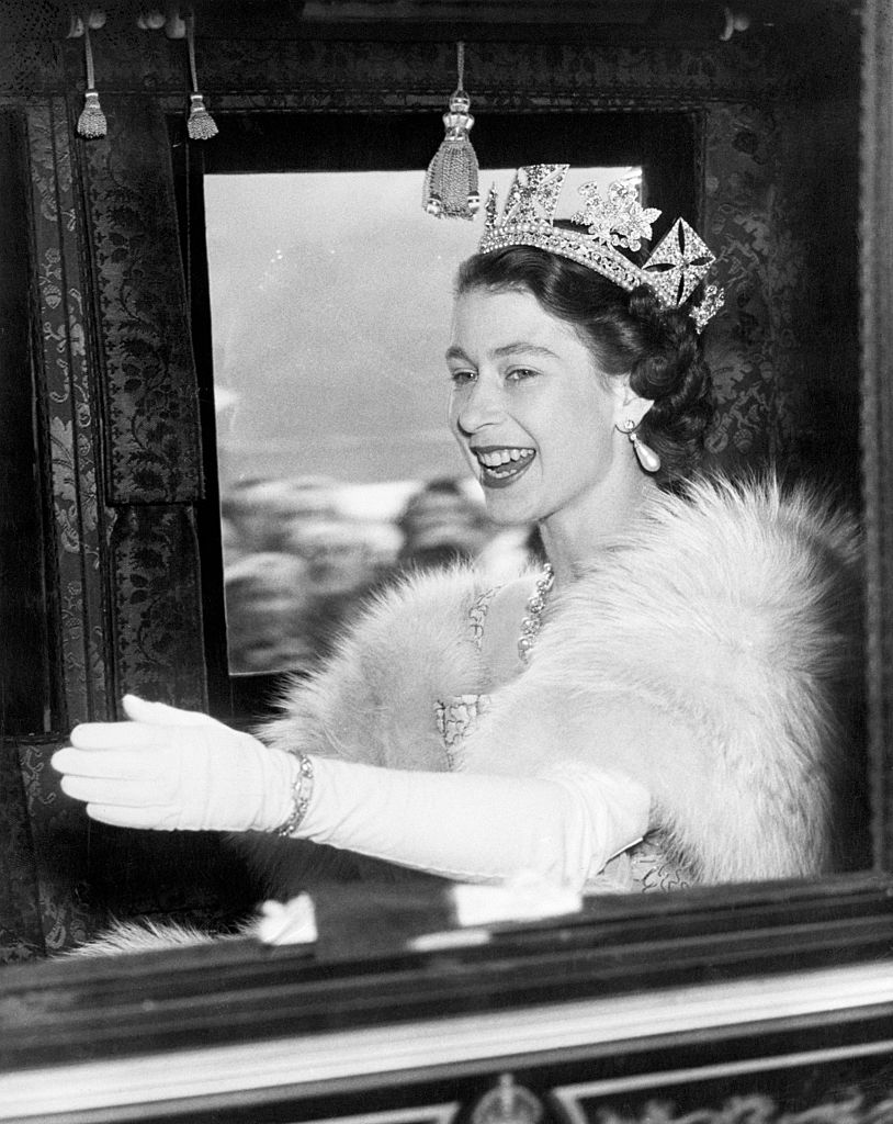המלכה אליזבת עושה היסטוריה בדרכה לפתוח את מושב הפרלמנט הבריטי | נובמבר 1952