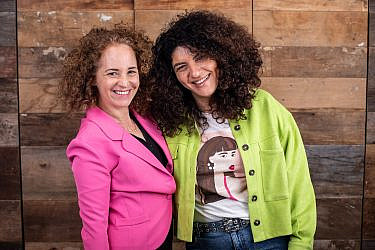 רויטל טודרס וקרן אלאלוף שרעבי, מנהלות קהילה "מאמאצחיק" | צילום: מיקה גורוביץ