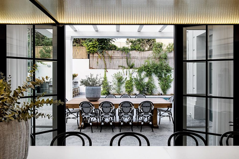 שולחן אירוח בגינה החיצונית | תכנון ועיצוב: שרה ונירית פרנקל, צילום: איתי בנית