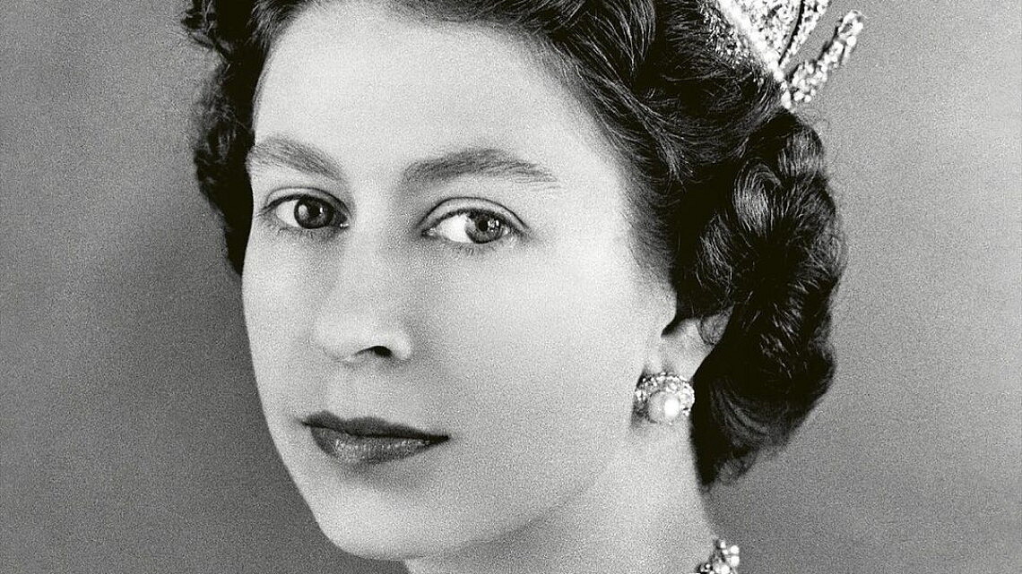 המלכה אליזבת על שער ווג הבריטי אפריל 2022 | צילום: מתוך האינסטגרם של britishvogue@
