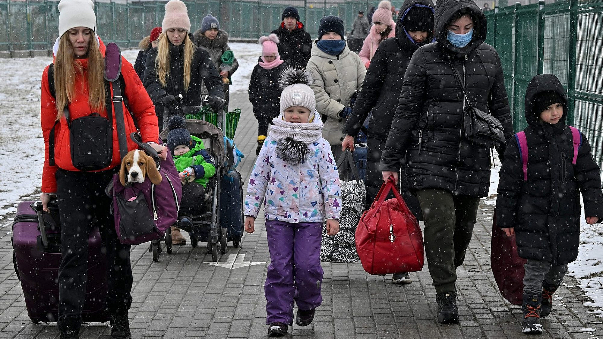 המלחמה באוקראינה. נשים וילדיהן בדרך למעבר הגבול בפולין | צילום: Gettyimages