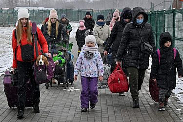 המלחמה באוקראינה. נשים וילדיהן בדרך למעבר הגבול בפולין | צילום: Gettyimages