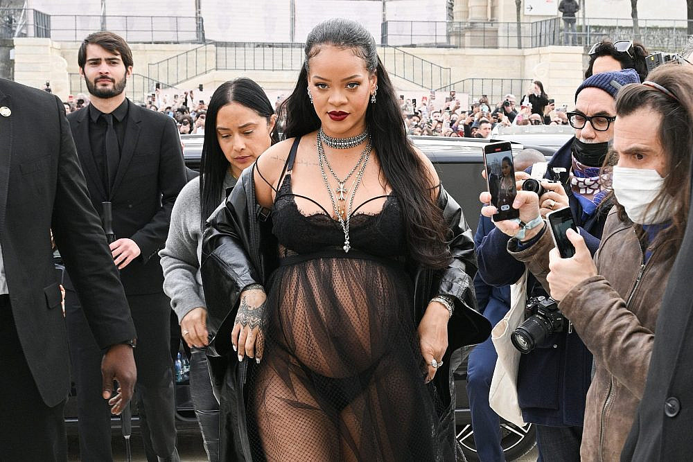 ריהאנה ההיריונית בשבוע האופנה בפריז | צילום: Stephane Cardinale &#8211; Corbis/Corbis via Getty Images