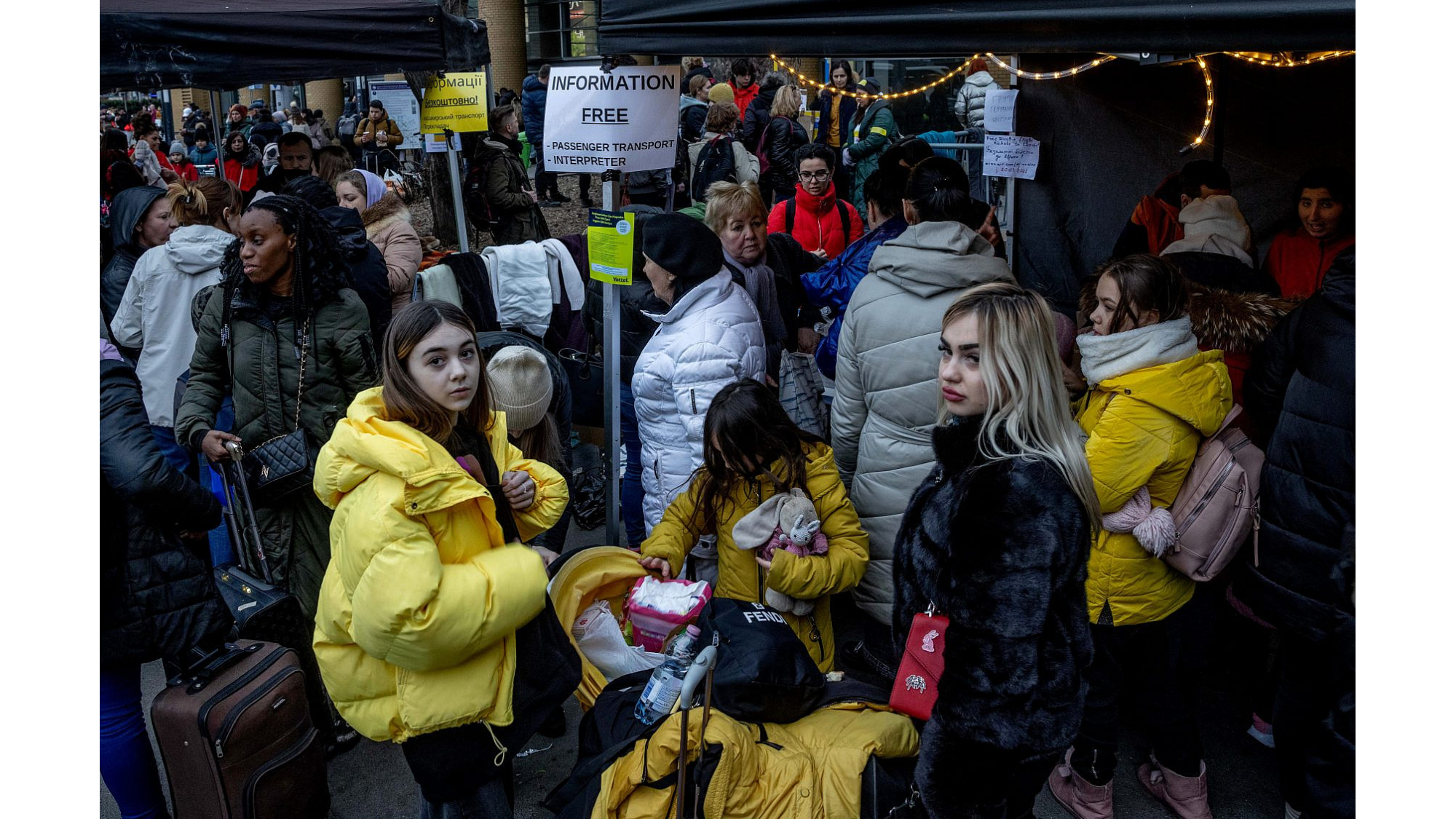 פליטות אוקראיניות נמלטות לבודפשט, הונגריה | צילום: Janos Kummer/Getty Images