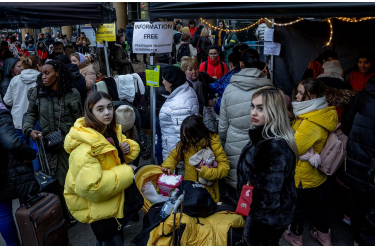 פליטות אוקראיניות נמלטות לבודפשט, הונגריה | צילום: Janos Kummer/Getty Images