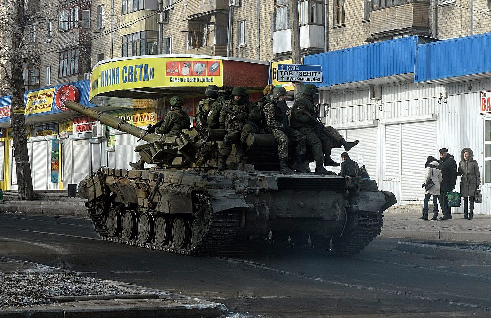 טנק עם חיילים רוסים ברחובות העיר דונייצק באוקראינה | צילום: VASILY MAXIMOV/AFP via Getty Images
