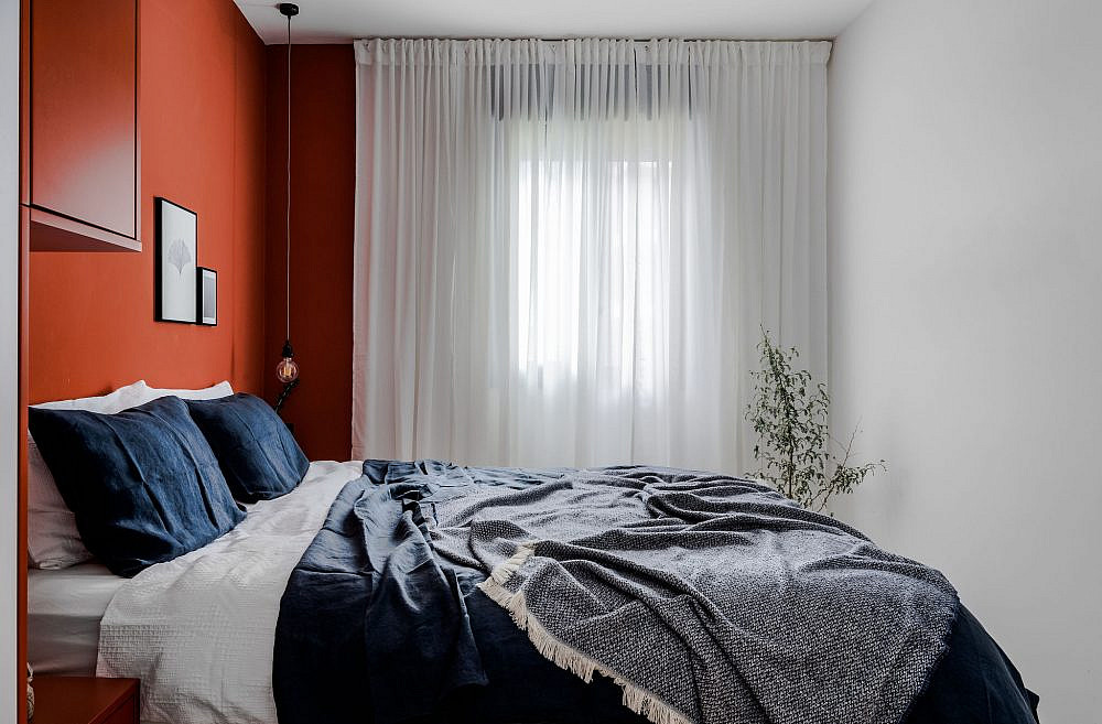 קיר גב המיטה שנצבע בגוון זהה, מגדיר את אזור השינה. חדר ההורים | עיצוב פנים: דקלה גלזר, צילום: קרין רבנה