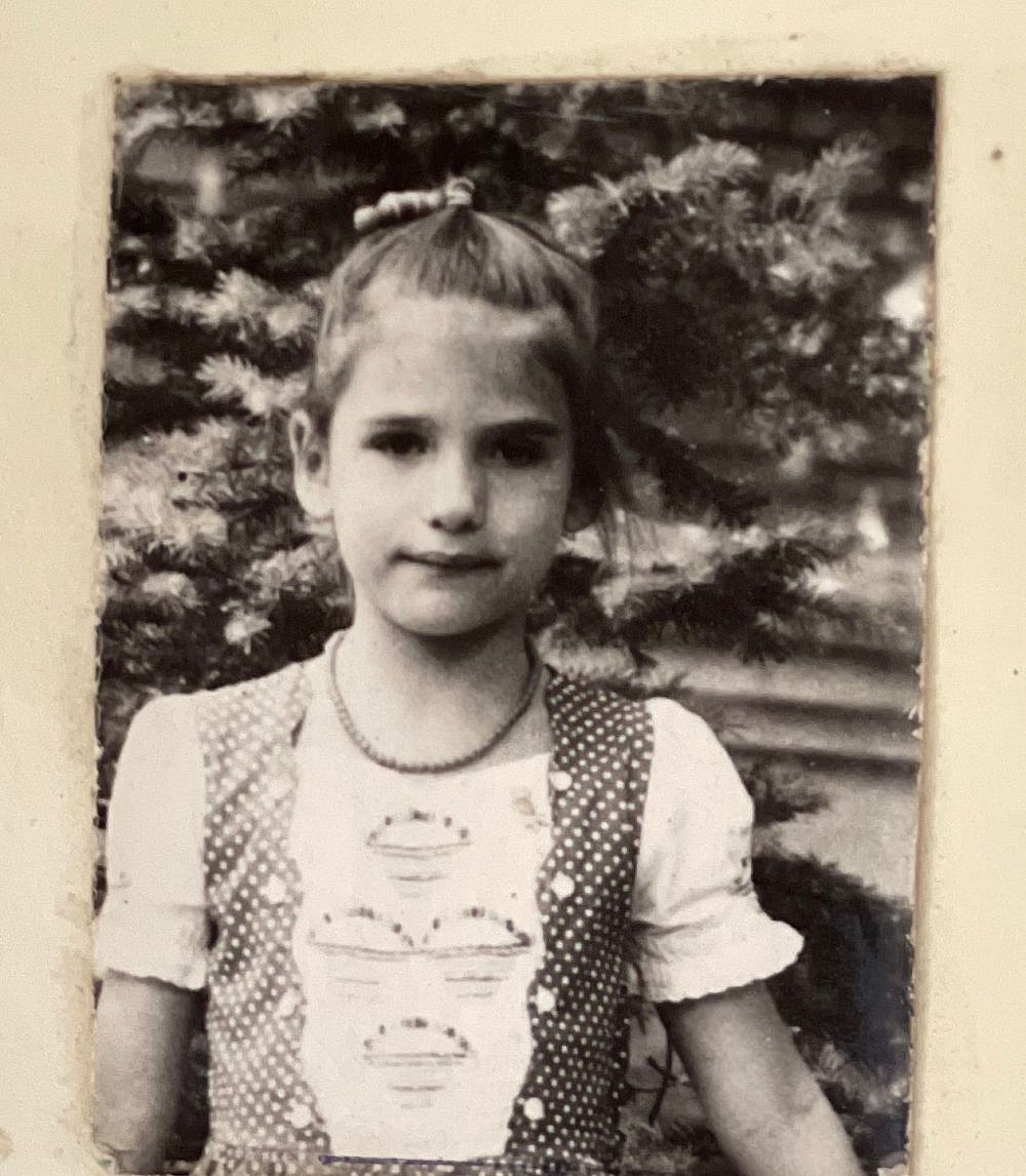 ילנה ראלף בילדותה באוקראינה | צילום באדיבות המצולמת