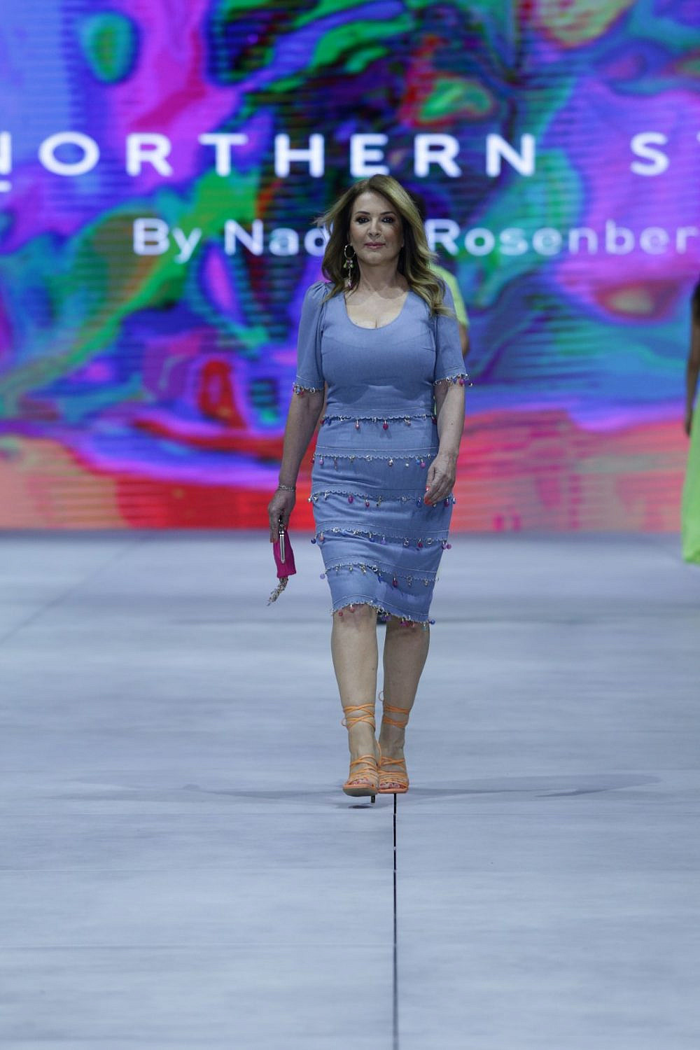 חנה רוזנברג, אימו של המעצב נדב רוזנברג, בתצוגה שלו בשבוע האופנה קורנית תל אביב | צילום אבי ולדמן