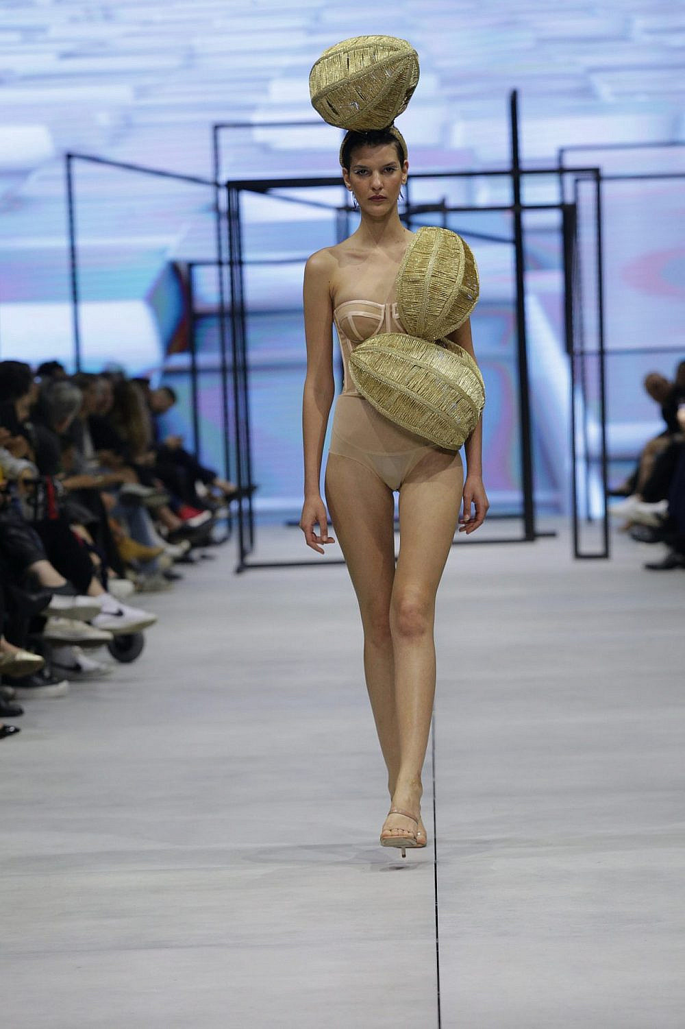 תצוגה של החממה פרוג'קט שי שלום ואירמה אורנשטיין בשבוע האופנה קורנית תל אביב 2022 | צילום: יח&quot;צ