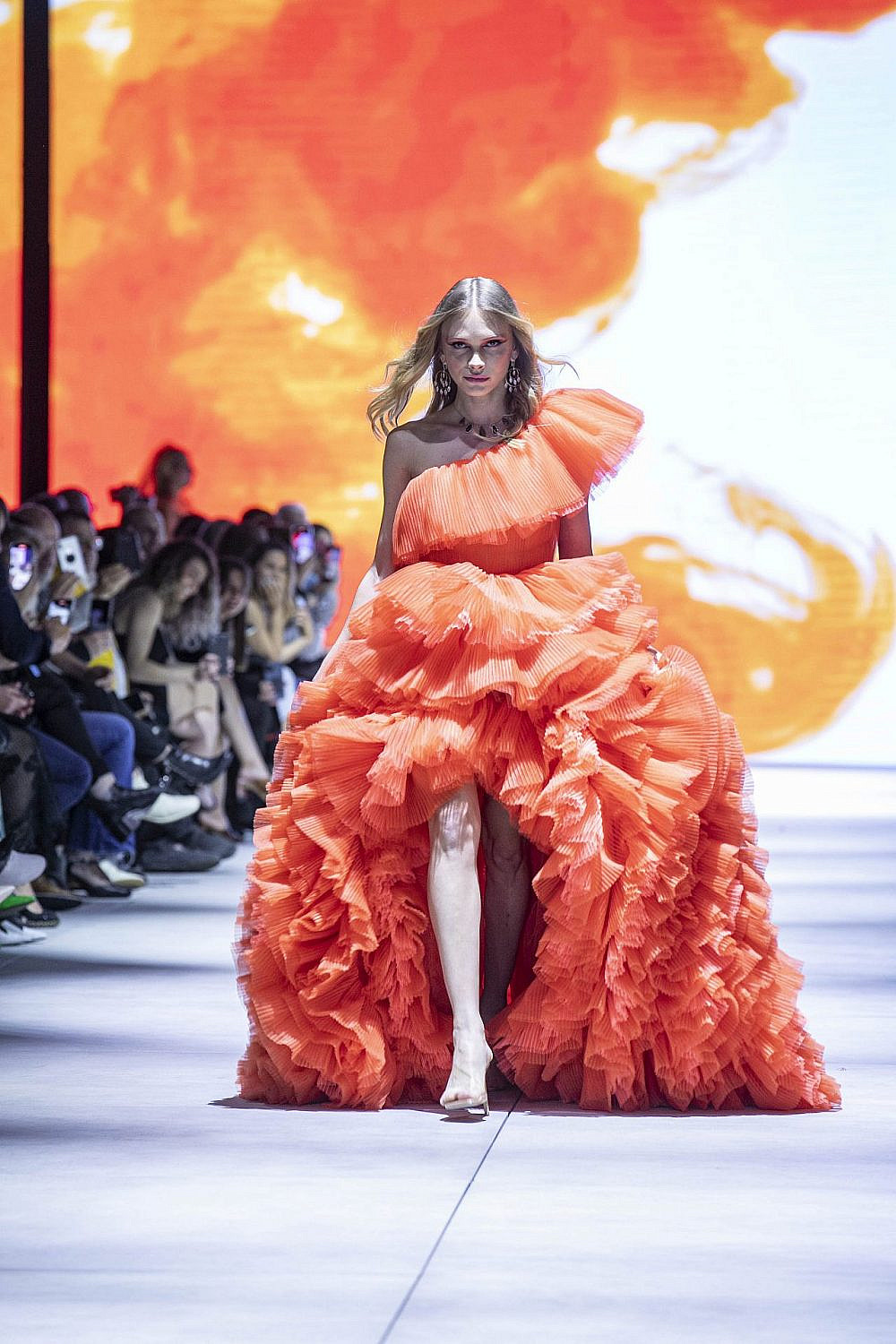 סתיו סטרשקו בשמלה של דילן פריינטה, בתצוגה של רונית רפאל | צילום: לנס הפקות