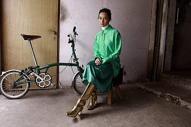אנה ארונוב | צילום: טל עבודי. חליפה: בוטיק הלנה, חולצה וחצאית: עמנואל, מגפיים: זארה