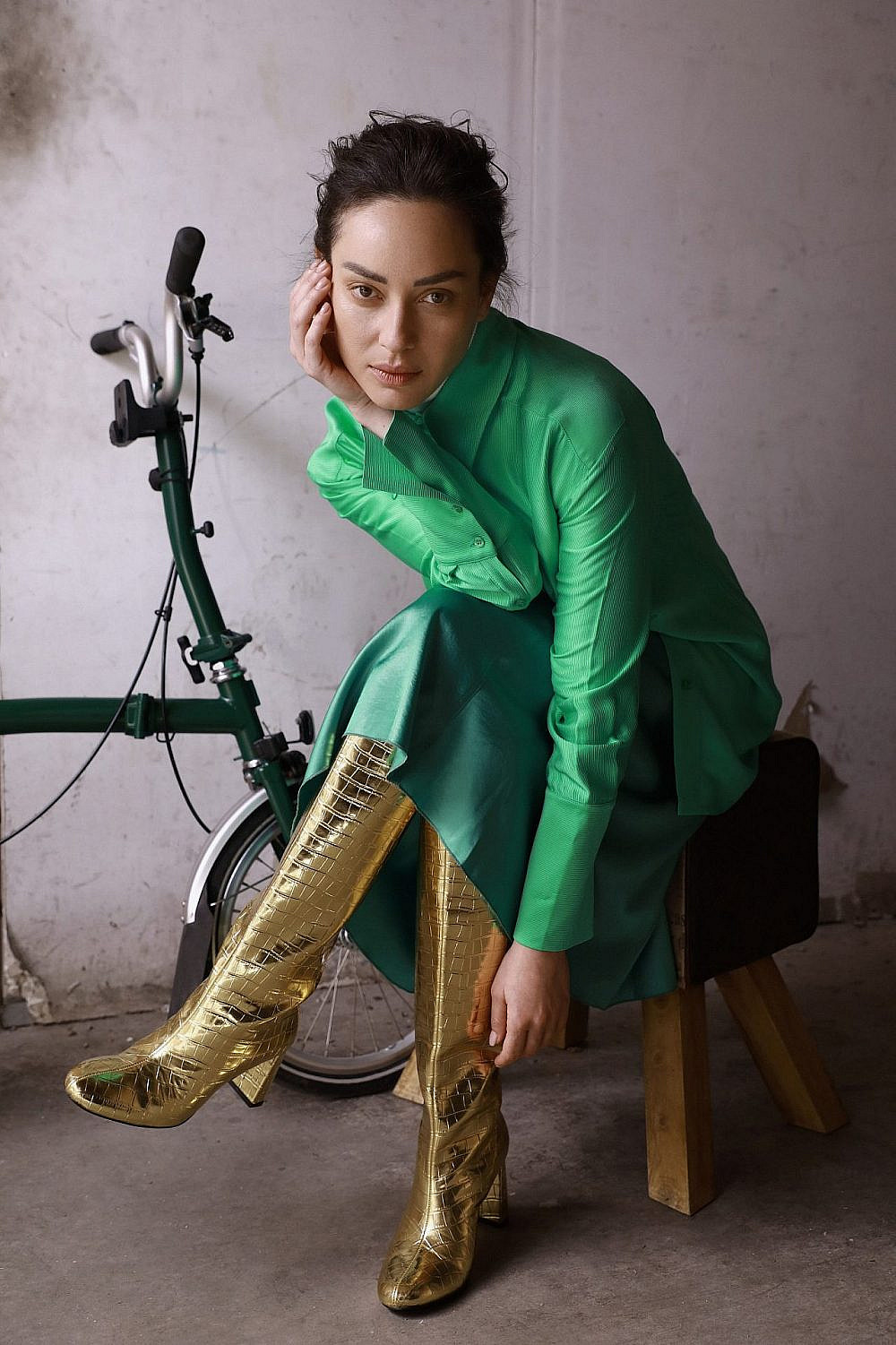 אנה ארונוב | צילום: טל עבודי, חולצה וחצאית: עמנואל, מגפיים: זארה