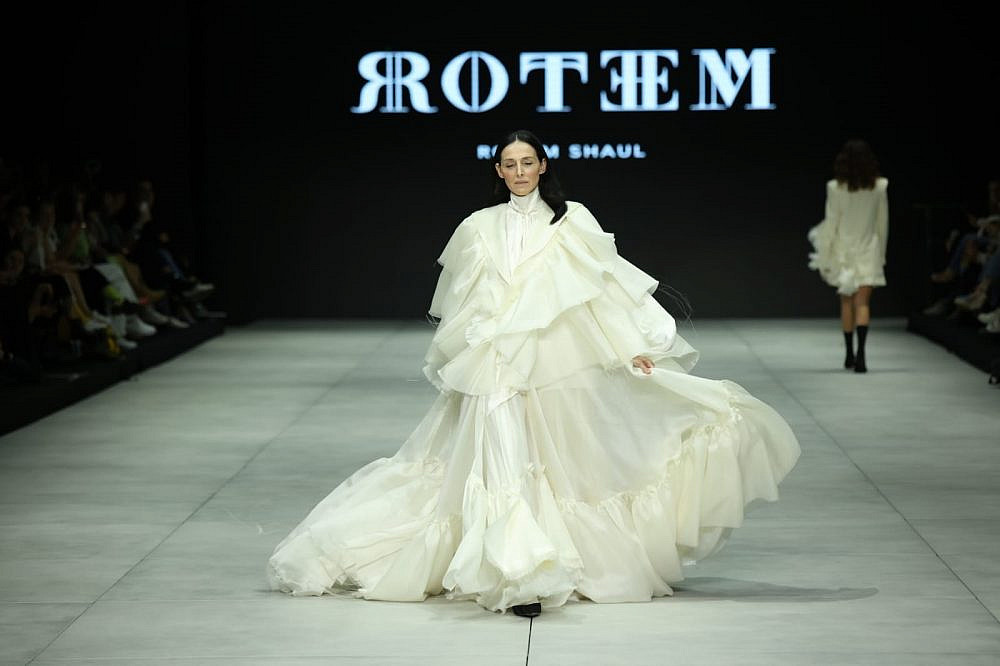 יעל רייך בתצוגה של Rotem בשבוע האופנה קורנית תל אביב 2022 | צילום: קובי ביצ'אצ'י