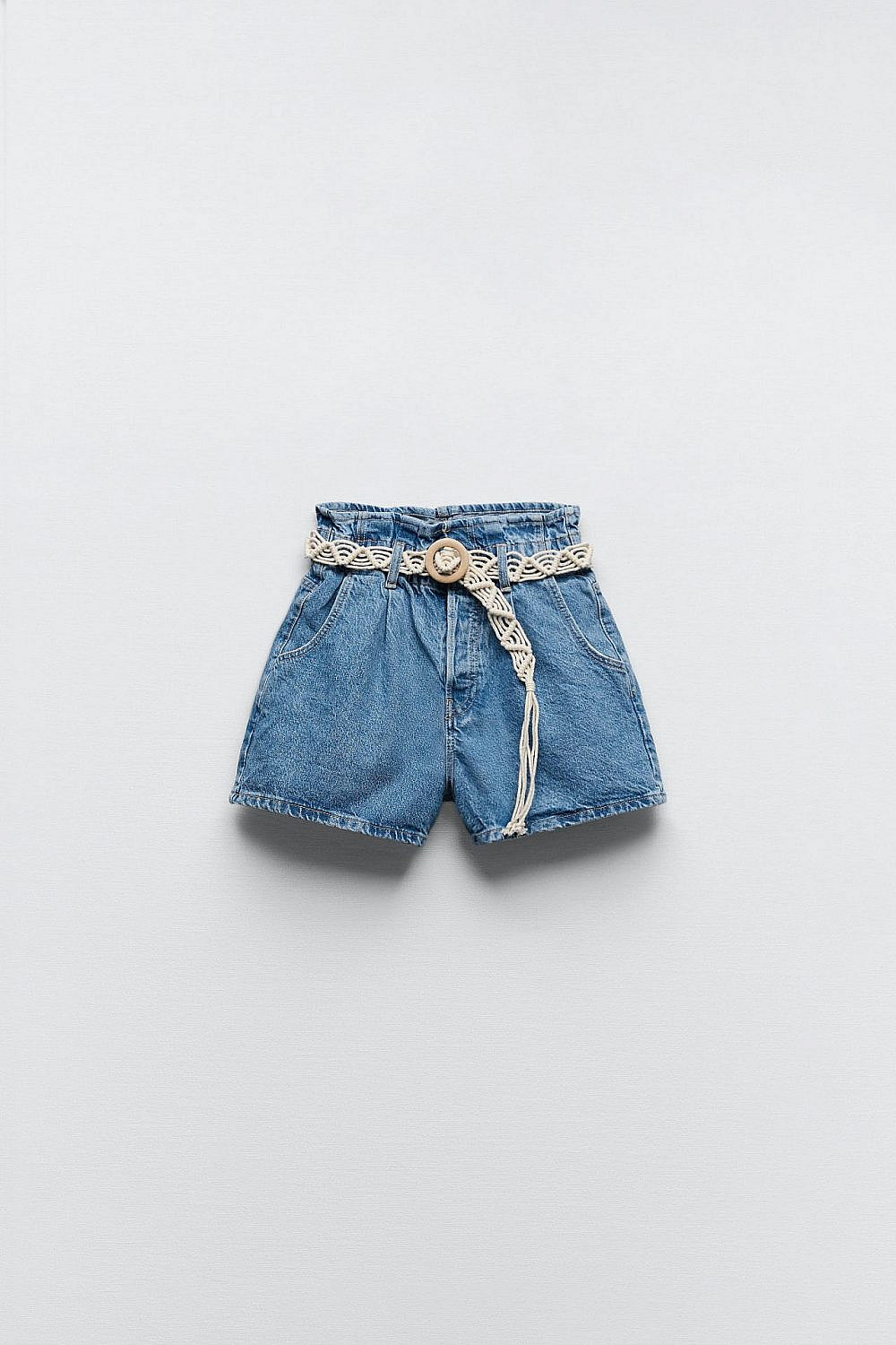 מכנסיים קצרים מג׳ינס עם חגורה של זארה, קיץ 2022. 169.90 ש״ח| צילום: האתר הרשמי