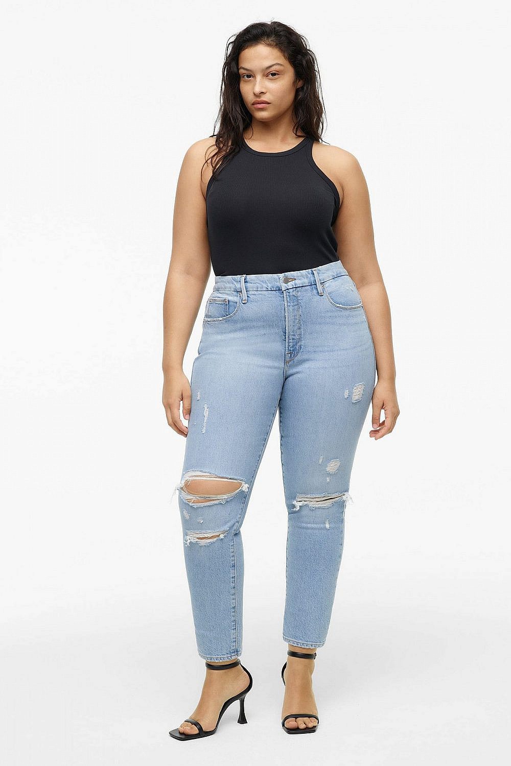 דגם High-Rise Classic Slim jeans של זארה ו-Good American האהוב ביותר על קלואי מתוך הקולקציה. 69.90 דולר באתר זארה ארה״ב | צילום: האתר הרשמי