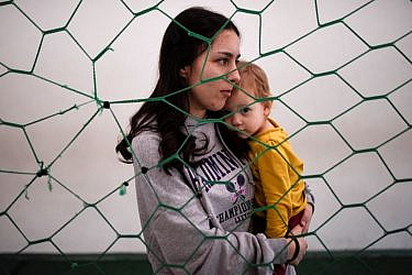 ראחלה קאפטרי, פליטה מאוקראינה ובנה, במקלט זמני לפליטים אוקראינים ברומניה | צילום ARMEND NIMANI/AFP ,Getty Images