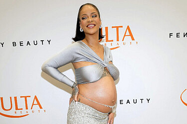 ריהאנה בהיריון | צילום: Kevin Mazur/Getty Images for Fenty Beauty by Rihanna