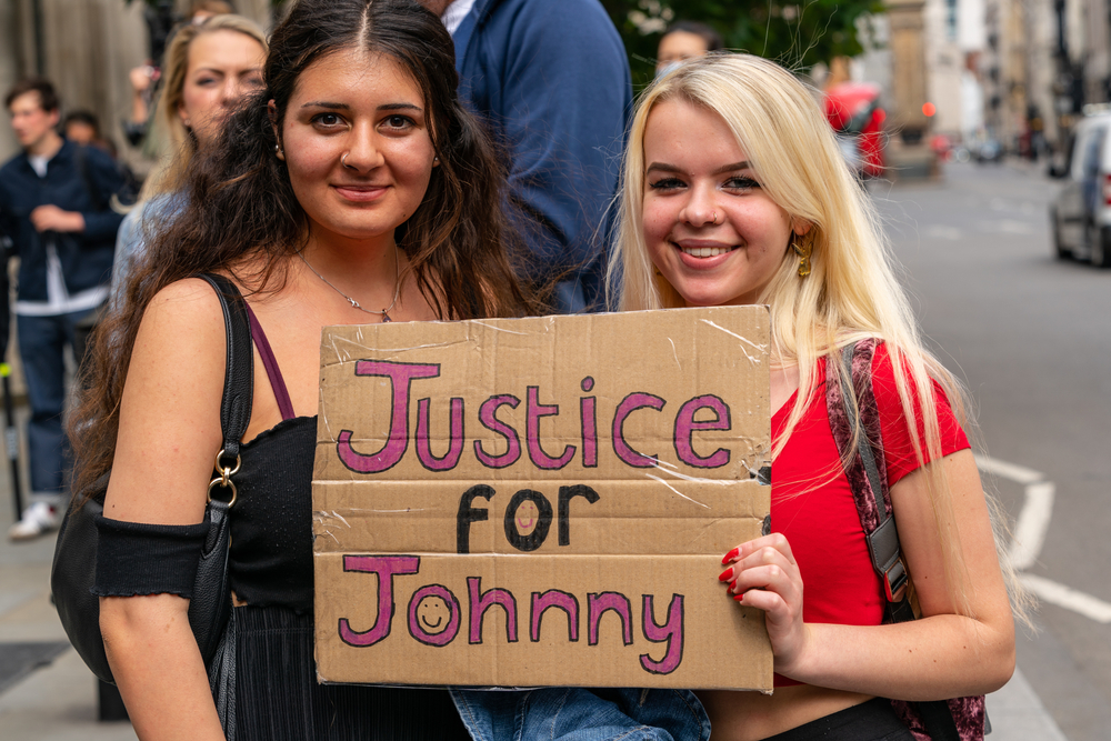 שתיים מתומכותיו של ג'וני דפ מחוץ לבית המשפט | צילום: Shutterstock