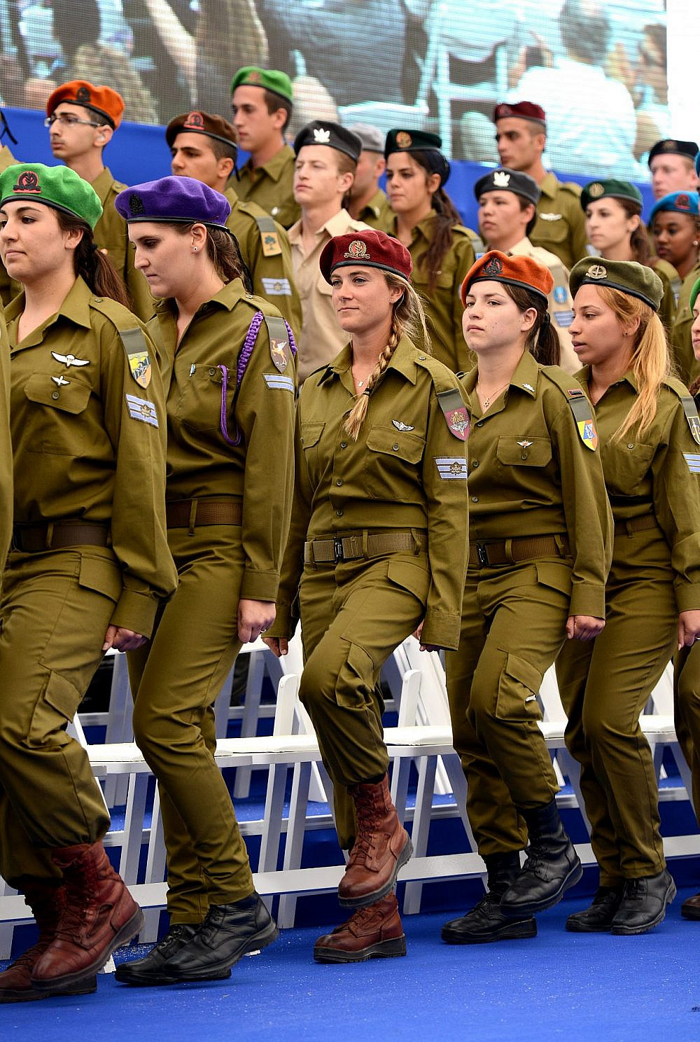 חיילים וחיילות צועדים במסגרת טקס הענקת אותות לחיילים מצטיינים במהלך חגיגות יום העצמאות ה-66 למדינת ישראל | צילום: חיים צח, לע&quot;מ
