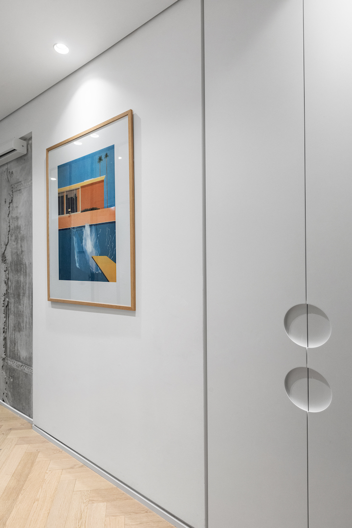 ארונות לבנים בצבע הקיר לשמירה על תחושה אוורירית וניטרלית | עיצוב פנים: דנה גוטמן ורותם סולרצ'יק &#8211; סטודיו 37, צילום: שירן כרמל